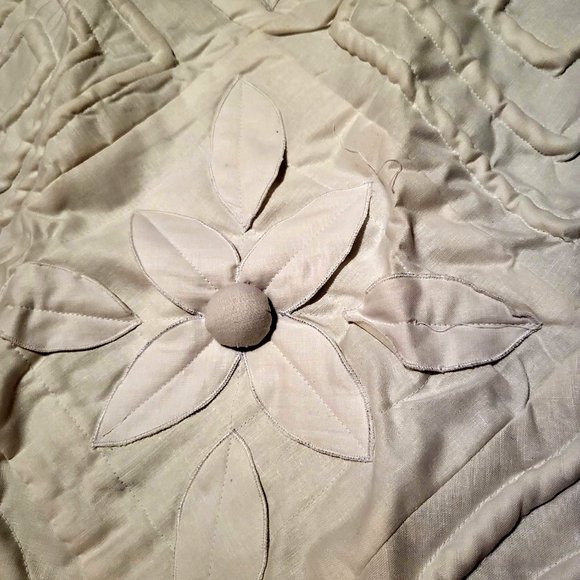NEW Set of 2 White Cotton Quilted Pillow Shams, Cutwork & 3-D Applique! - Picture 5 of 11